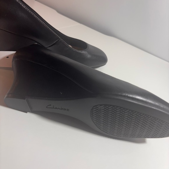 NWT Clarks Collection ultimate Comfort Elegant Black Wedge Pumps size 8 - Picture 2 of 2